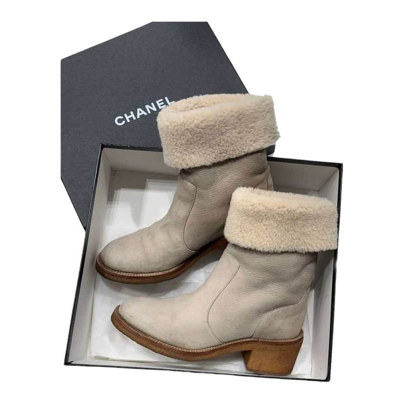 Chanel Interlocking CC Moto Boots Black Shearling Very good condition - Front View