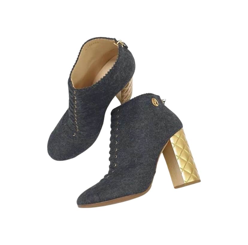 Chanel Paris Salzburg Quilted Heeled Ankle Grey Wool Very good condition - Front View