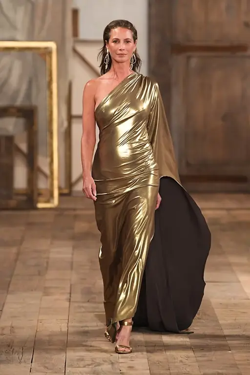 The beautiful Christy Turlington closed the show in a form-fitting Grecian gold lamé gown, with her hair swept back to reveal chandelier earrings.