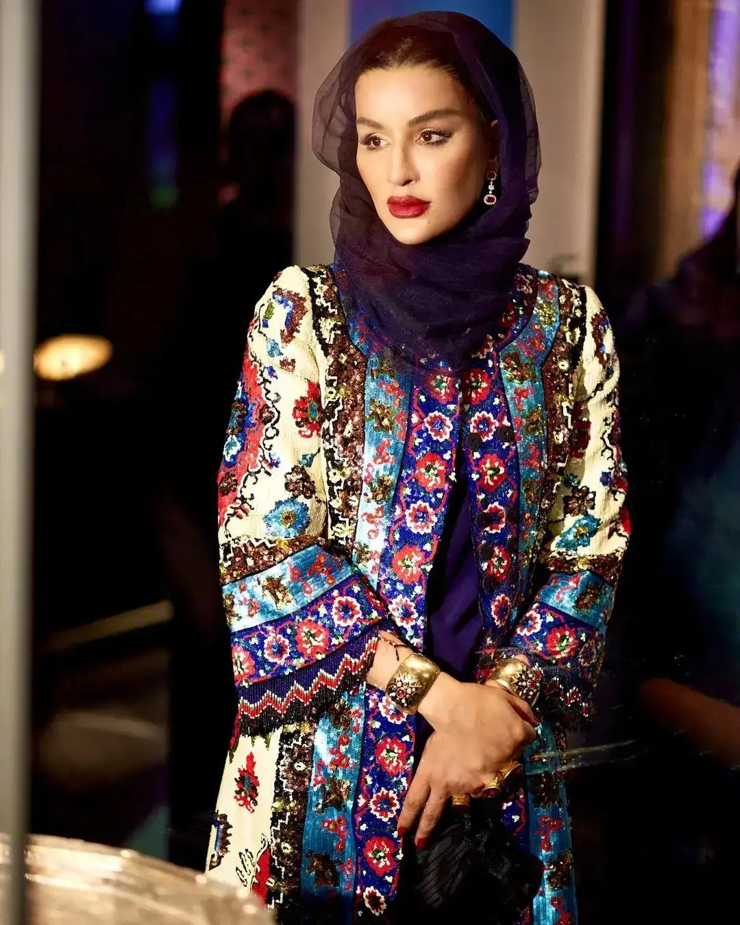 Visiting the Museum of Islamic Art in Qatar for the launch of the exhibition “Baghdad: Eye’s Delight” in October 2022, she wore a stunning Alta Moda colorful coat by Dolce&Gabbana from the 2018 Fall collection.