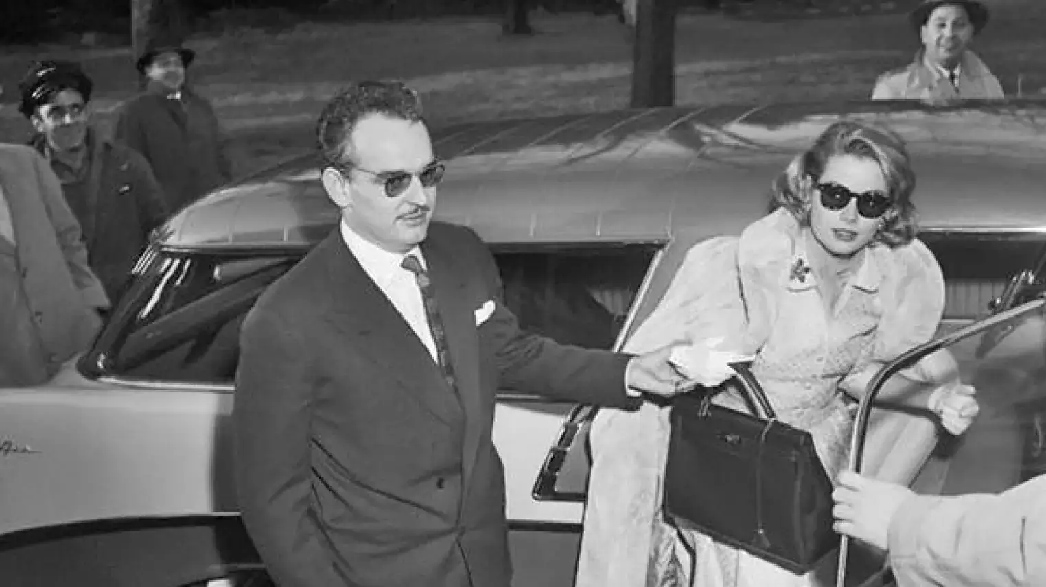 Grace Kelly herself sporting the Hermès Kelly bag