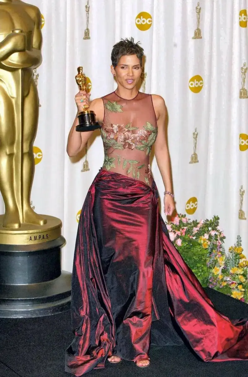 Halle Berry in Elie Saab at the Oscars 2002 red carpet