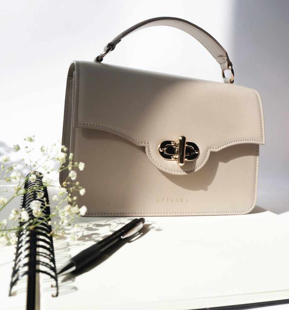 حقيبة بالنسياغا